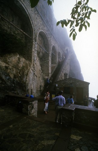 Τα αντερείσματα στο βράχο, η σκάλα που οδηγεί στην πύλη και τα πλήθη των Τούρκων που την επισκέπτονται ως αρχαιολογικό χώρο.