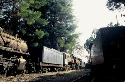 Διάσπαρτες ατμομηχανές διαφόρων τύπων και ηλικιών στους Μύλους.