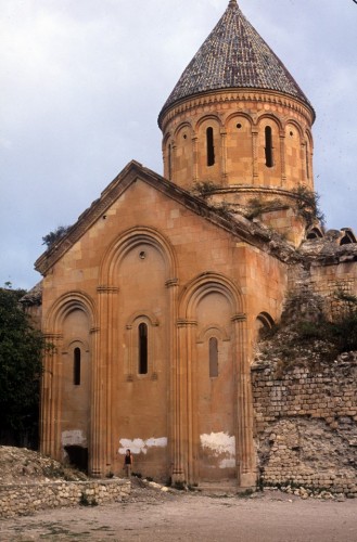 Σύγκριση μεγεθών. Η εκκλησία του Ισχάν, αφιερωμένη στην Παρθένο και ο άνθρωπος.