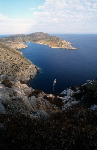 Λέβιθα. Το φυσικό λιμάνι, σωτηρία για τα ιστιοπλοϊκά στα δυνατά μελτέμια του Αιγαίου.